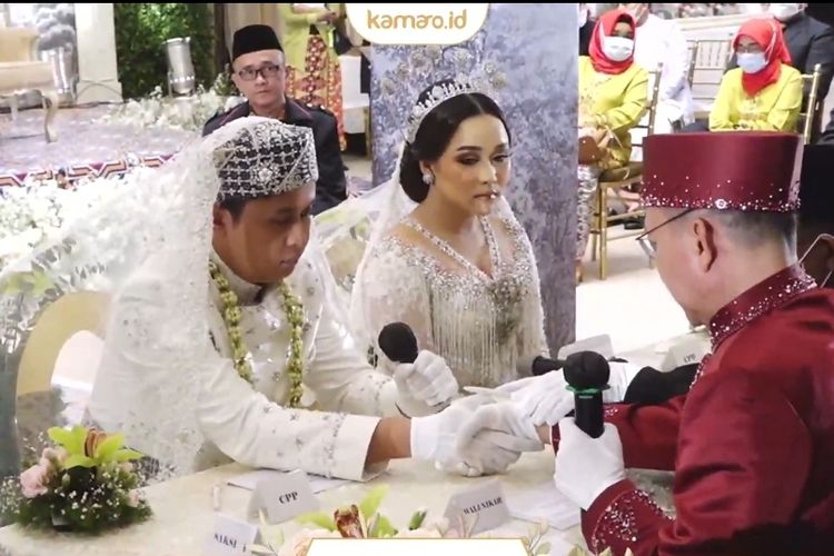 Prosesi ijab kabul pernikahan Adik Ayu Ting Ting, Assyifa Nuraini dengan Nanda Fachrizal di Hotel Margo, Depok, Jawa Barat, pada Minggu (20/2/2022). 
