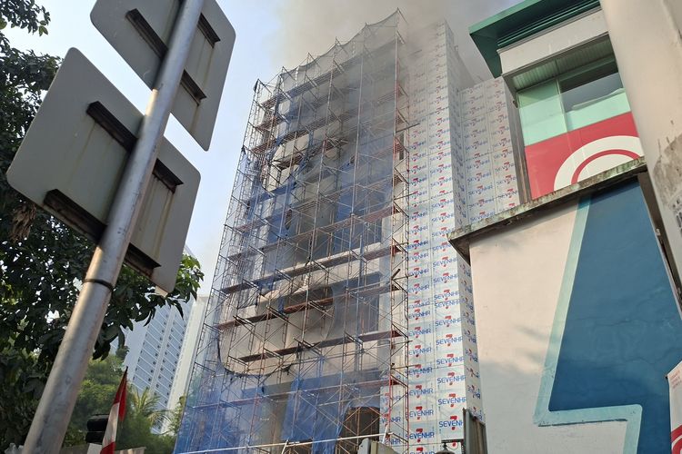 Percikan Las Diduga Jadi Penyebab Kebakaran Proyek Gedung 5 Lantai di Cikini Jakpus