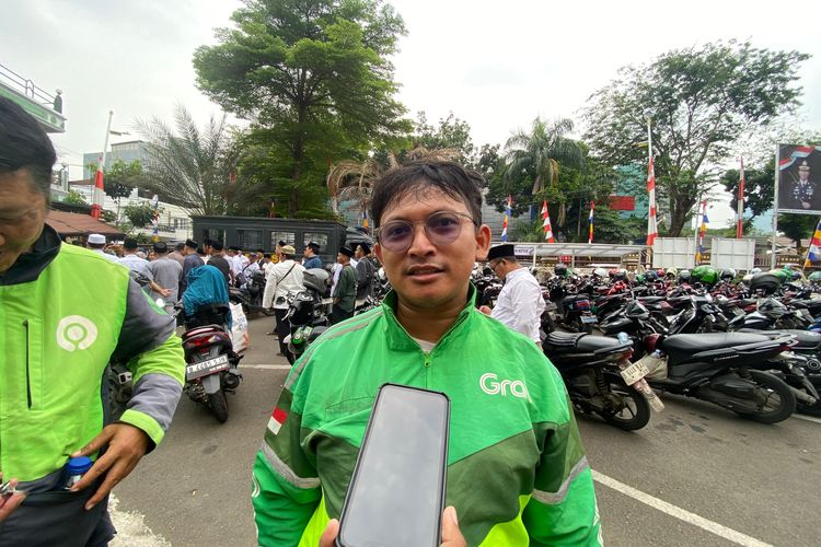 Driver ojol, Dimas (30) yang menghadiri kegiatan bakti sosial di Mapolres Jakarta Seatan, Selasa (9/9/2025).