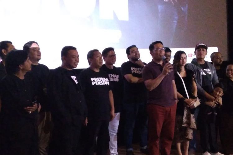 Gubernur Jawa Barat Ridwan Kamil beserta para pemain dan kru filmPreman Pensiun dalam acara gala premier film tersebut di Bandung, Sabtu (12/1/2019).