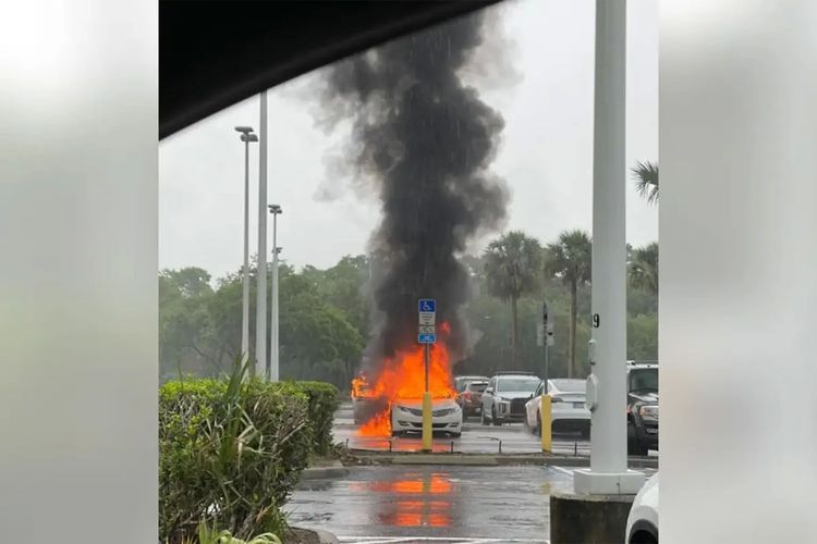 Mobil Alicia Moore (24), terduga pencuri di department store Dillard, Oviedo Mall, negara bagian Florida, Amerika Serikat (AS), terbakar dengan dua anaknya di dalamnya pada 26 Mei 2023.