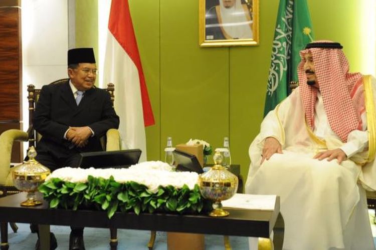 Wakil Presiden Jusuf Kalla saat berbincang dengan Raja Arab Saudi Salman bin Abdulaziz al-Saud di Hotel Raffles, Jakarta, Jumat (3/3/2017).