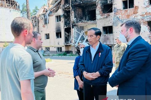 Kunjungi Reruntuhan Apartemen di Kota Irpin Ukraina, Jokowi Ungkap Kesedihan 
