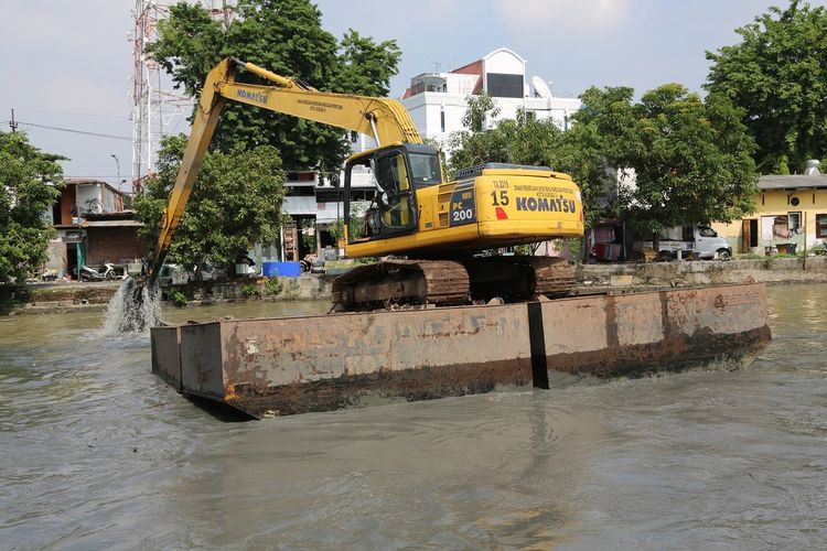 Pemerintah Kota (Pemkot) Surabaya, Jawa Timur, melakukan pengerukan Sungai Kalimas untuk mengantisipasi luapan air sungai dan saluran lain yang terkoneksi dengan Kalimas, Minggu (19/1/2020).