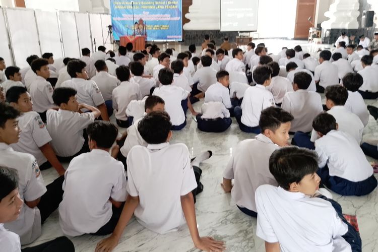 Santri Ponpes GNBS saat mengikuti penyuluhan hukum. KOMPAS.COM/SLAMET PRIYATIN