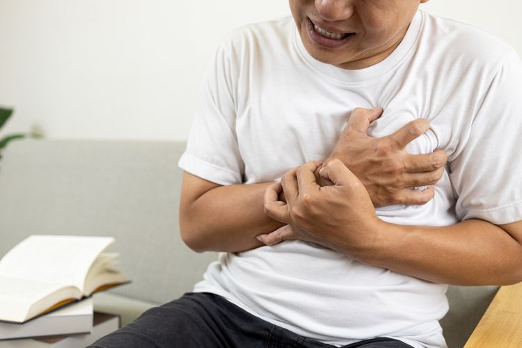 Ilustrasi pria yang mengalami nyeri dada. Tanda-tanda peringatan henti jantung dapat muncul 24 jam sebelum kejadian berdasarkan jenis kelamin.