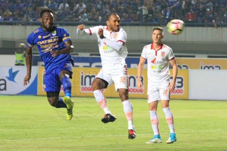 Aksi Michael Essien pada pertandingan Liga 1 antara Persib Bandung dan Pusamania Borneo FC di Stadion Gelora Bandung Lautan Api, Sabtu (20/5/2017). 