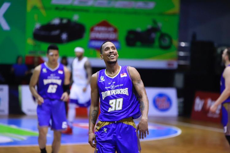 Pemain asing Bima Perkasa Jogja, David Seagers, tampil pada laga seri ketujuh IBL Pertamax 2018-2019 melawan Satria Muda Pertamina Jakarta, di GOR Bima Sakti, Malang, Jawa Timur, Minggu (10/2/2019).