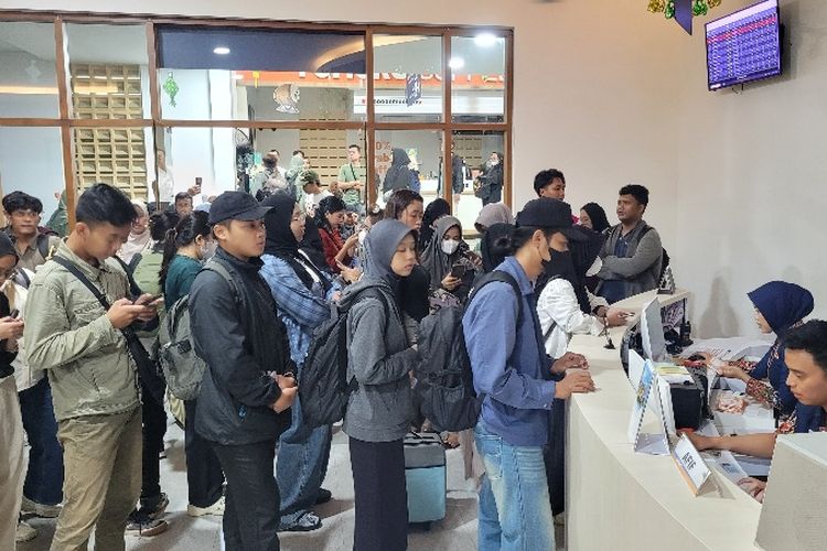 Imbas Anjloknya Bangunkarta, Antrean Pembatalan Tiket di Stasiun Purwokerto Mengular