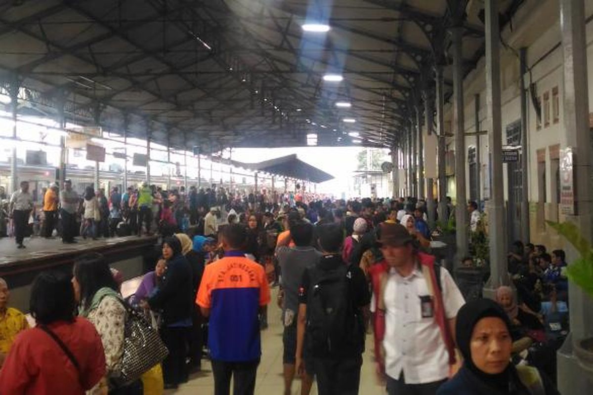 Sejumlah Penumpang Kereta Api Memadati Stasiun Jatinegara (4/11)