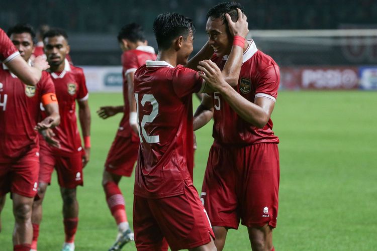 Pemain timnas Indonesia melakukan selebrasi setelah membobol gawang pemain timnas Burundi saat pertandingan FIFA Matchday di Stadion Patriot Candrabhaga, Bekasi, Sabtu (25/3/2023). Indonesia menang 3-1 atas Burundi