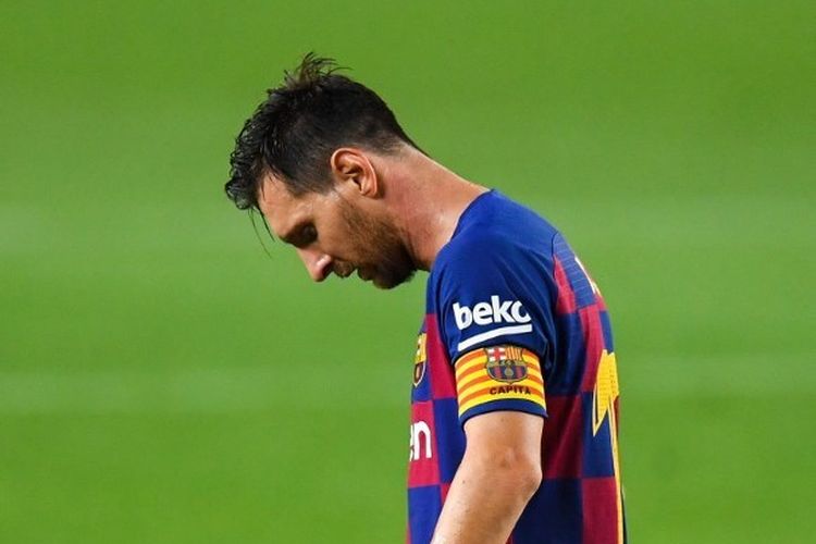 Ekspresi lesu Lionel Messi dalam laga Barcelona vs Osasuna pada pekan ke-37 Liga Spanyol 2019-2020.
