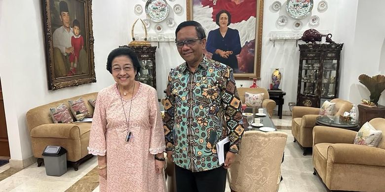 Foto pertemuan Ketum PDI-P Megawati Soekarnoputri dengan Menko Polhukam Mahfud MD di kediaman Megawati, Jalan Teuku Umar, Jakarta.