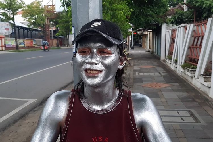 Giarto (27) seorang manusia silver yang mencari uang di persimpangan jalan Jenderal Ahmad Yani, Blora, Selasa (16/11/2021)