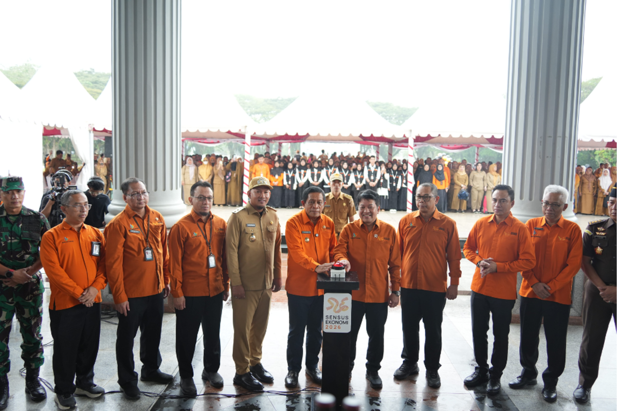 Wakil Kepala BPS RI Sonny Harry Budiutomo Harmadi mencanangkan pelaksanaan SE2026 di Lapangan Kantor Gubernur Sultra, Kendari, Senin (15/6/2026). 