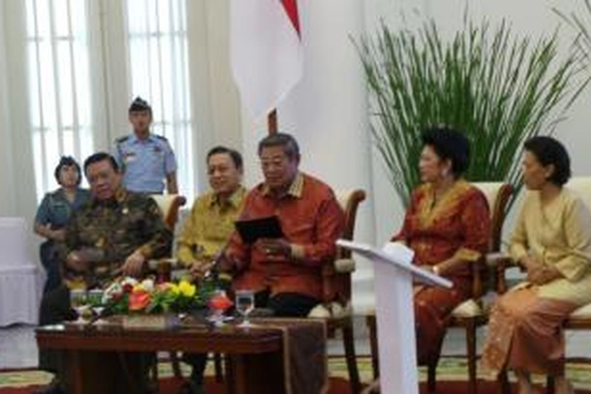 Presiden Susilo Bambang Yudhoyono saat mencoba telekonferensi dengan empat kepala puskesmas di empat daerah seusai meluncurkan BPJS di Istana Bogor, Selasa (31/12/2013)