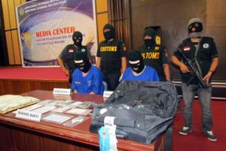 Dua tersangka kasus narkoba yang ditanggkap oleh petugas di Manado diperlihatkan kepada publik bersama barang bukti, 2,5 Kg sabu-sabu.