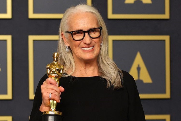 Jane Campion memenangi Piala Oscar sebagai Best Director atau Sutradar Terbaik pada Academy Awards ke-94 yang digelar di Dolby Theatre, Hollywood, California, Minggu (27/3/2022). 
Mike Coppola / GETTY IMAGES NORTH AMERICA / Getty Images via AFP 