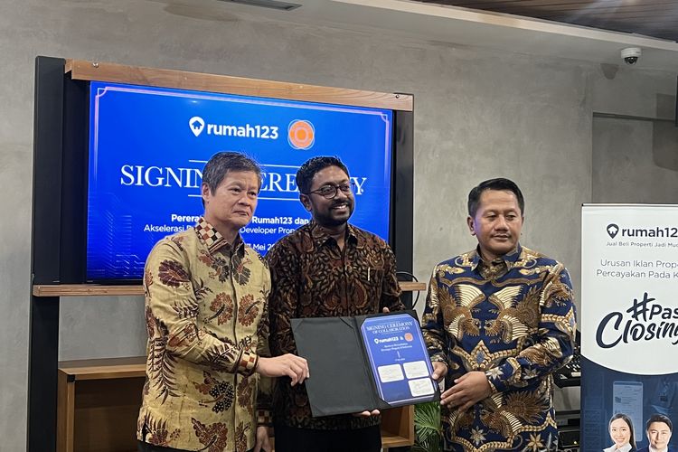 CEO 99 Group Indonesia Wasudewan dan Ketua Umum Dewan Pimpinan Pusat (DPP) REI Joko Suranto saat signing ceremony di Jakarta, Jumat (17/5/2024).