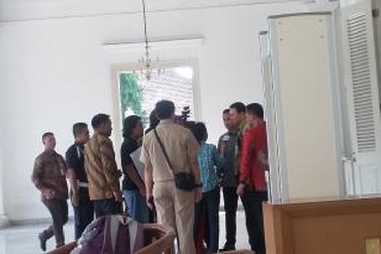 Gubernur DKI Jakarta Basuki Tjahaja Purnama didatangi warga Pinangsia (baju hitam) di Balai Kota, Rabu (27/5/2015). 