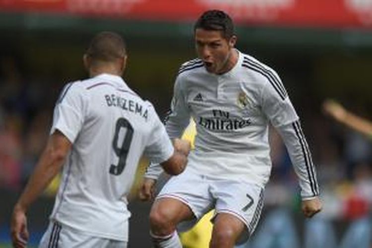 Bintang Real Madrid, Cristiano Ronaldo, merayakan golnya dengan rekannya, Karim Benzema, seusai membobol gawang Villarreal, Sabtu (27/9/2014). 