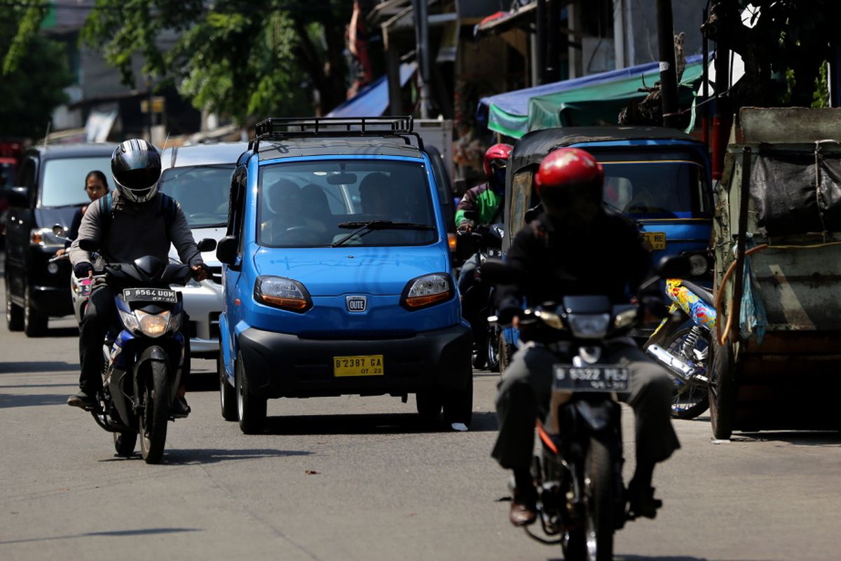Bajaj Qute melintas di Kawasan Pademangan, Jakarta Utara, Selasa (25/7/2017). Qute ini difungsikan sebagai pengganti bemo yang merupakan bagian dari revitalisasi angkutan lingkungan dan saat ini ada 17 unit bajaj roda empat yang diuji coba. 