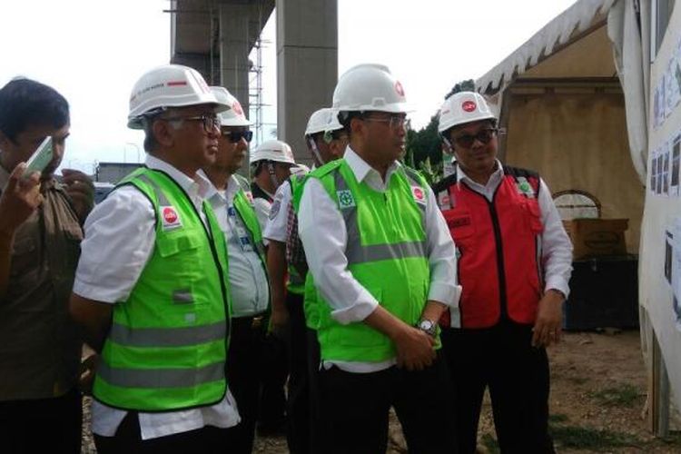 Menteri Perhubungan Budi Karya Sumadi meninjau proyek LRT Cibubur-Cawang-Dukuh Atas, pada Minggu (8/1/2017). Progress pembangunan proyek mencapai 12 persen.