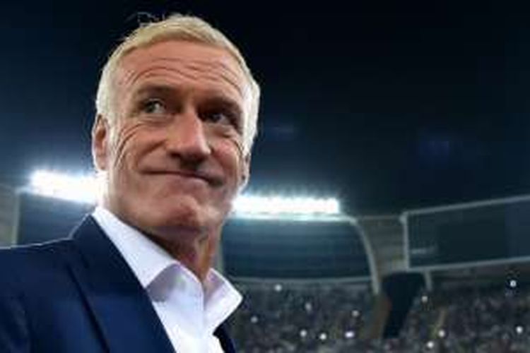 Pelatih Perancis, Didier Deschamps, tersenyum dalam pertandingan persahabatan melawan Italia di Stadion San Nicola, Bari, Italia, 1 September 2016.