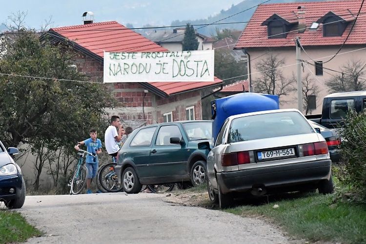 Foto yang diambil pada 20 September 2018 ini memperlihatkan suasana desa Podgora, Bosnia-Herzegovina yang menolak kehadiran para politisi yang hendak berkampanye.