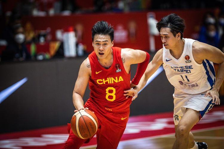 Guard Cina, Zhao Rui, membawa bola saat melawan Taiwan pada laga Grup B FIBA Asia Cup 2022 di Istora Senayan, Sabtu (16/7/2022).
