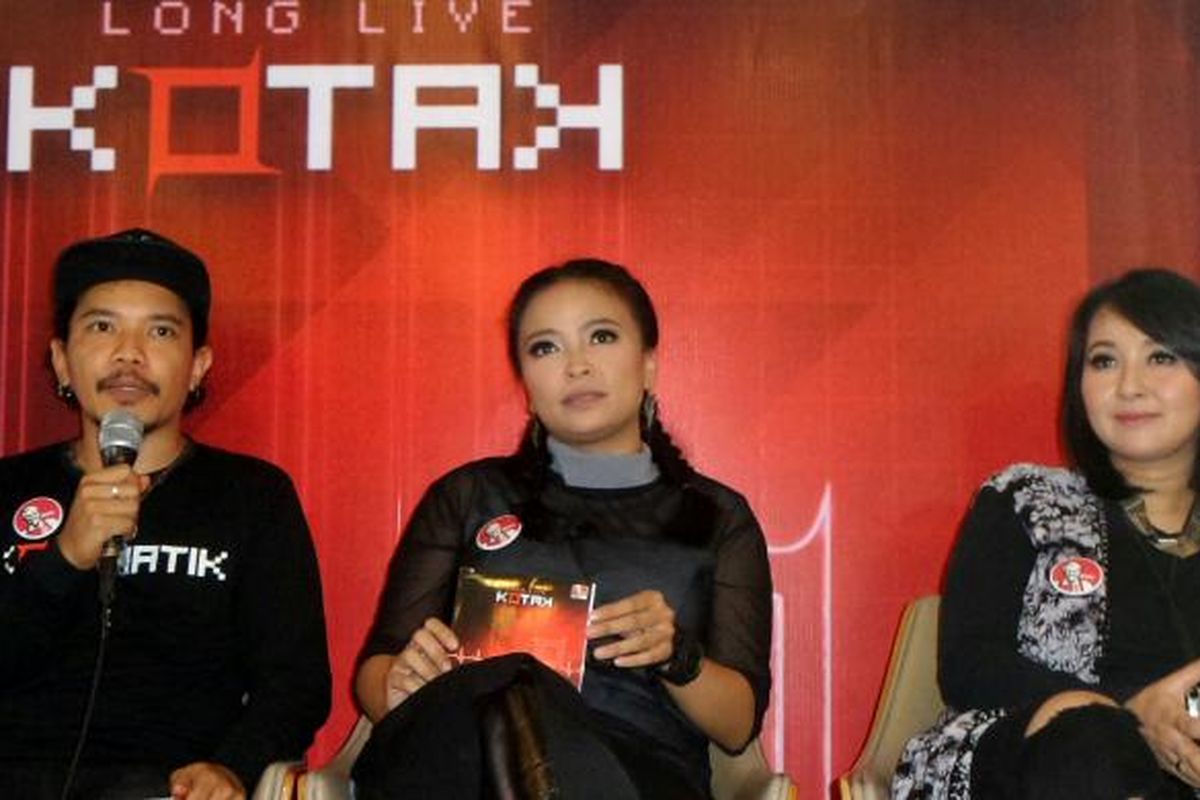 Tantri (tengah), Chua, dan Cella (kiri),  para personel band KotaK, memberi keterangan kepada para wartawan mengenai album baru mereka, Long Live KotaK, dalam acara peluncuran album itu di sebuah restoran cepat saji di kawasan Kemang, Jakarta Selatan, Kamis (1/12/2016).