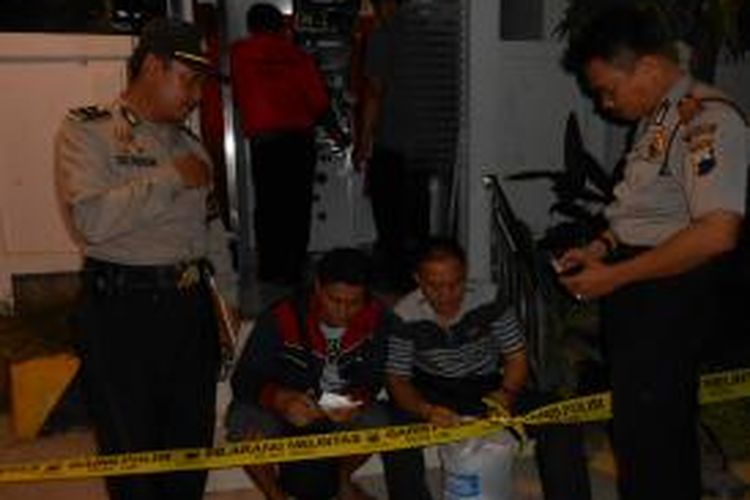 Polisi melakukan olah TKP, pembobolan ATM di jalur Pantura Demak, Sabtu (30/11/2013)