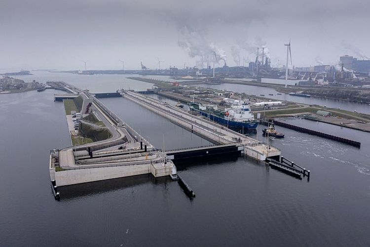 Belanda baru saja memiliki pintu kanal laut terbesar di dunia dan diberi nama Zeesleuis. Pintu kanal ini menghubungkan Terusan Laut Utara dengan pelabuhan Amsterdam. 
