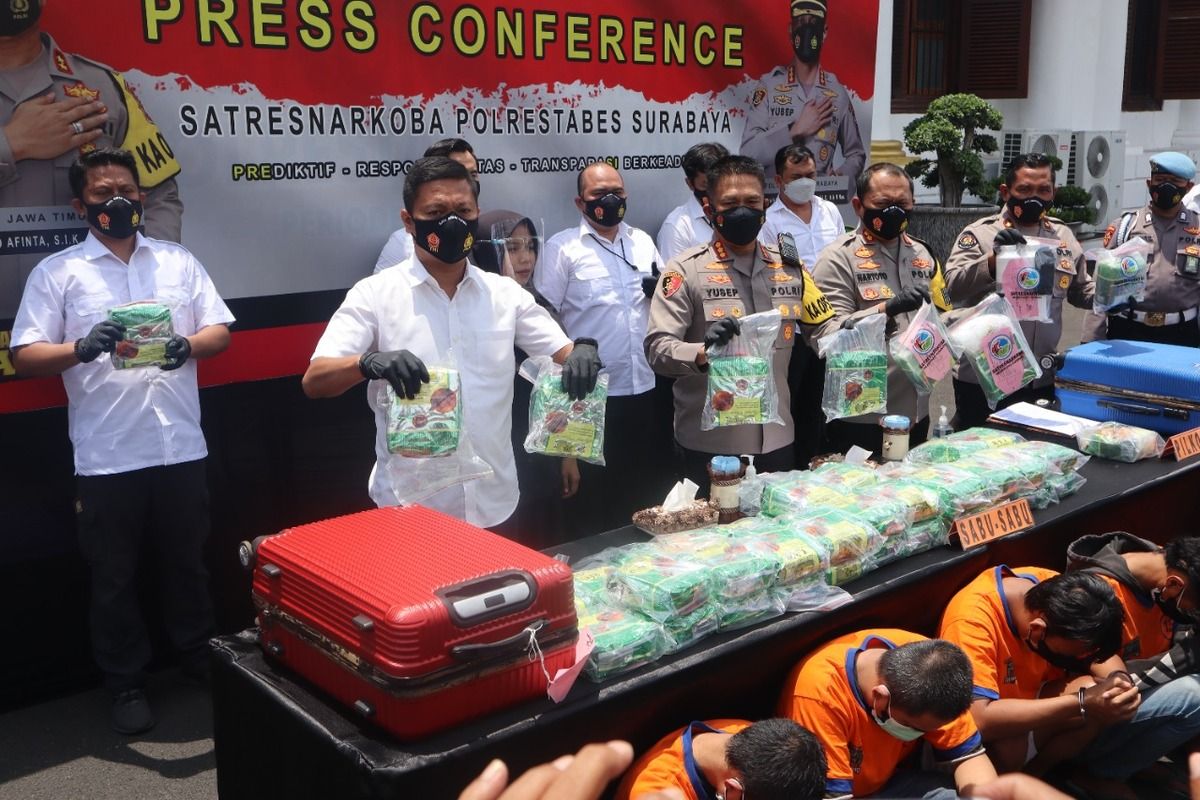Kapolrestabes Surabaya Kombes Pol A. Yusep Gunawan saat merilis ungkap kasus narkoba di Mapolrestabes Surabaya, Rabu (2/3/2022).