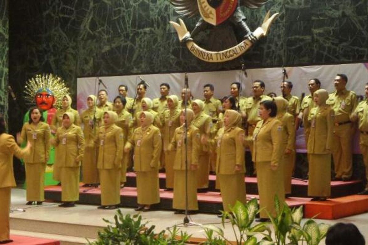 PNS DKI mengikuti lomba paduan suara Mars Revolusi Mental di Balai Kota DKI Jakarta, Selasa (24/1/2017). 