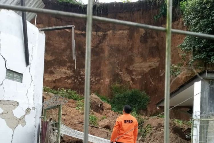 Petugas BPBD Bandung Barat melakukan asesmen di lokasi longsor di Kampung Sukamaju, Desa Kayuambon, Kecamatan Lembang, Kabupaten Bandung Barat, Selasa (31/1/2023).