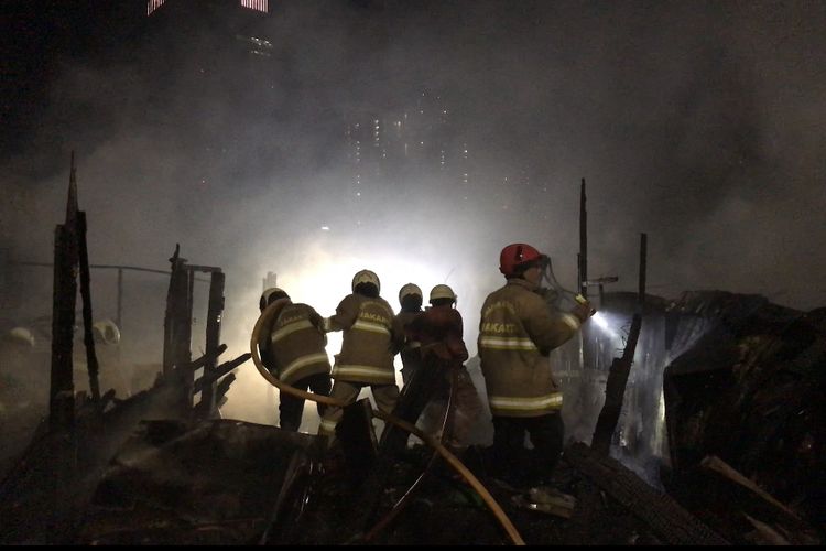 Pemadam kebakaran memadamkan api yang membakar lapak-lapak di Jalan Bendugan Jago, Serdang, Kemayoran, Jakarta Pusat terbakar pada Jumat (31/12/2021) sekitar pukul 21.05 WIB.