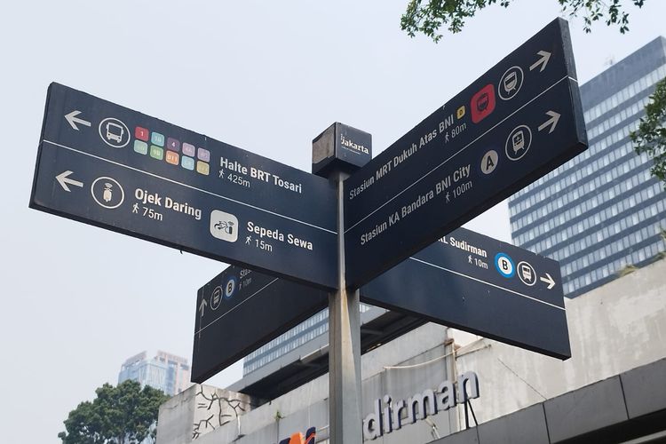 Penanda arah transportasi umum di Jalan Kendal, Menteng, Jakarta Pusat, Selasa (5/9/2023). (KOMPAS.com/XENA OLIVIA)