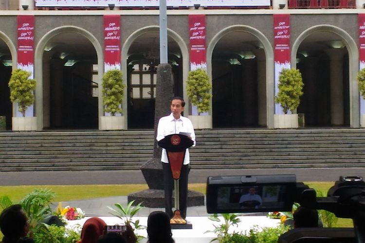 Presiden Joko Widodo berpidato di Kongres Pancasila IX  yang diselenggarakan UGM, Gedung Balairung, Jalan Persatuan, Kabupaten Sleman, Sabtu (22/7/2017)