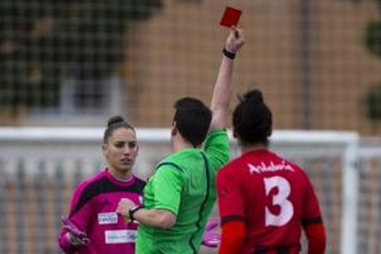 Wasit Santiago Quijada Alcon memberikan kartu merah kepada pesepak bola putri Huelva, Sara Serrat, Minggu (17/1/2016). 