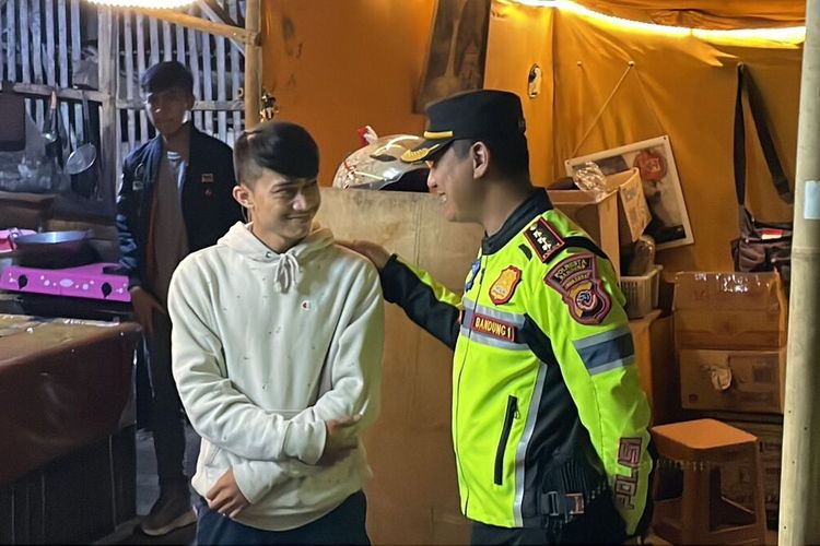 Kapolresta Bandung Kombes Pol Kusworo Wibowo saat meminta para pengusaha kedai, resto dan cafe di Dago Pakar, Kecamatan Cimenyan, Kabupaten Bandung, Jawa Barat untuk menaati jam operasional, pada Jumat (19/5/2023)