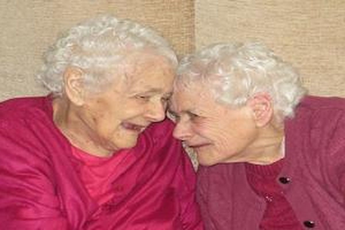 Florence dan Gleny resmi menjadi pasangan kembar identik tertua di dunia