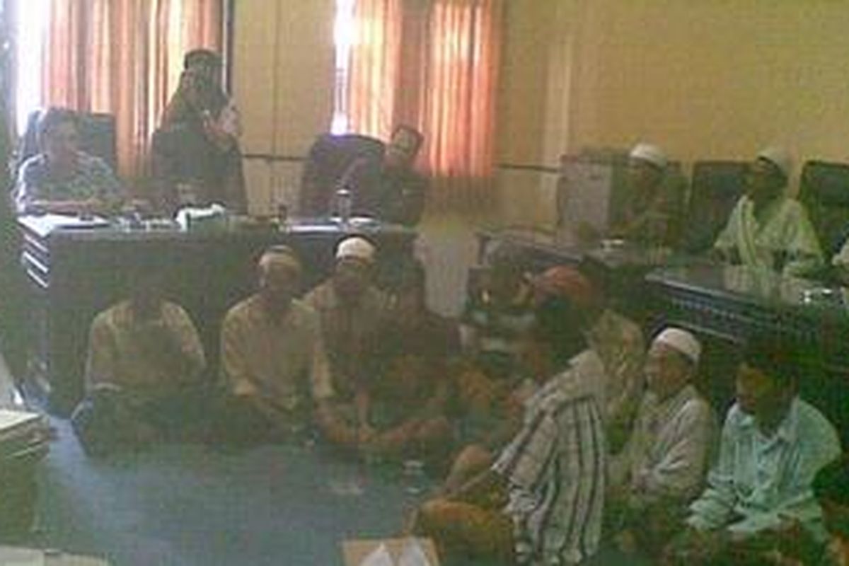 Puluhan perwakilan warga Desa Guluk-guluk, Sumenep, saat berdialog dengan anggota Komisi A DPRD Sumenep, Kamis (9/2/2012), soal raskin yang nyaris tidak pernah mereka terima. 