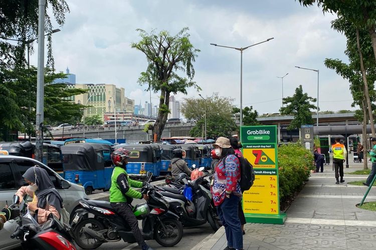 Layanan Ojol di Stasiun Tanah Abang Tetap Normal meski Sedang Ada Demo