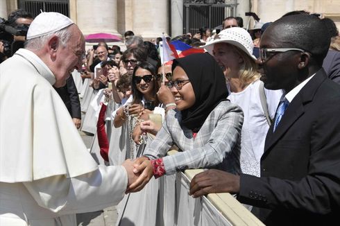 Cerita di Balik Foto Viral Wanita Berhijab dari Semarang Bersalaman dengan Paus Fransiskus