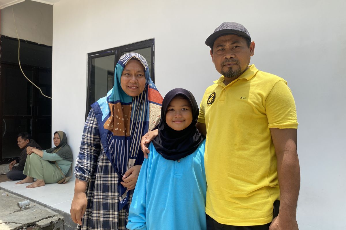 Nurita (46) bersama istrinya Dian Kartikasari (40) saat berfoto dengan putri kedua mereka Meri Mira Visilmi Kaffah (9), yang kini menempuh pendidikan di Sekolah Rakyat Terintegrasi (SRT) 40 Indramayu, Minggu (19/10/2025).  