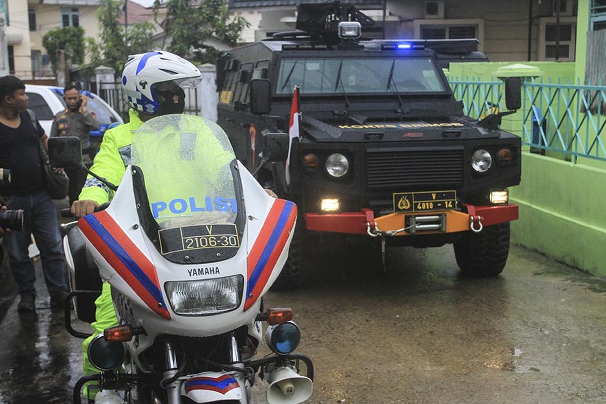 Satuan Brimob Polda Sumatera Selatan melakukan pengawalan ketat saat pendistribusian vaksin Covid-19 produksi Sinovac yang akan dikirim ke gudang milik Dinas Kesehatan Kota Palembang, Selasa (12/1/2021). Pada tahap pertama ini, Kota Palembang akan mendapatkan sebanyak 23.600 dosis vaksin Sinovac.