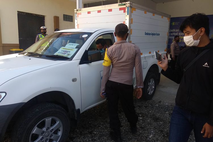 Mobil distribusi vaksin Sinovac ke fasilitas kesehatan di Indramayu, Jawa Barat, Kamis (28/1/2021). Pendistribusian vaksin ini ke faskes sebanyak 9.200 vial.