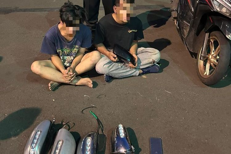 Dua pelaku pencurian spion mobil yang diciduk di kawasan Blok M, Kebayoran Baru, Jakarta Selatan, Jumat (7/7/2023).