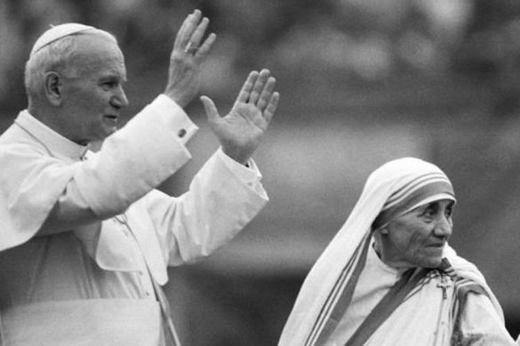 Bunda Teresa dan Paus Yohanes Paulus II melambaikan tangan kepada umat di Nirmal Hriday Home di Kolkata, 3 Februari 1986.